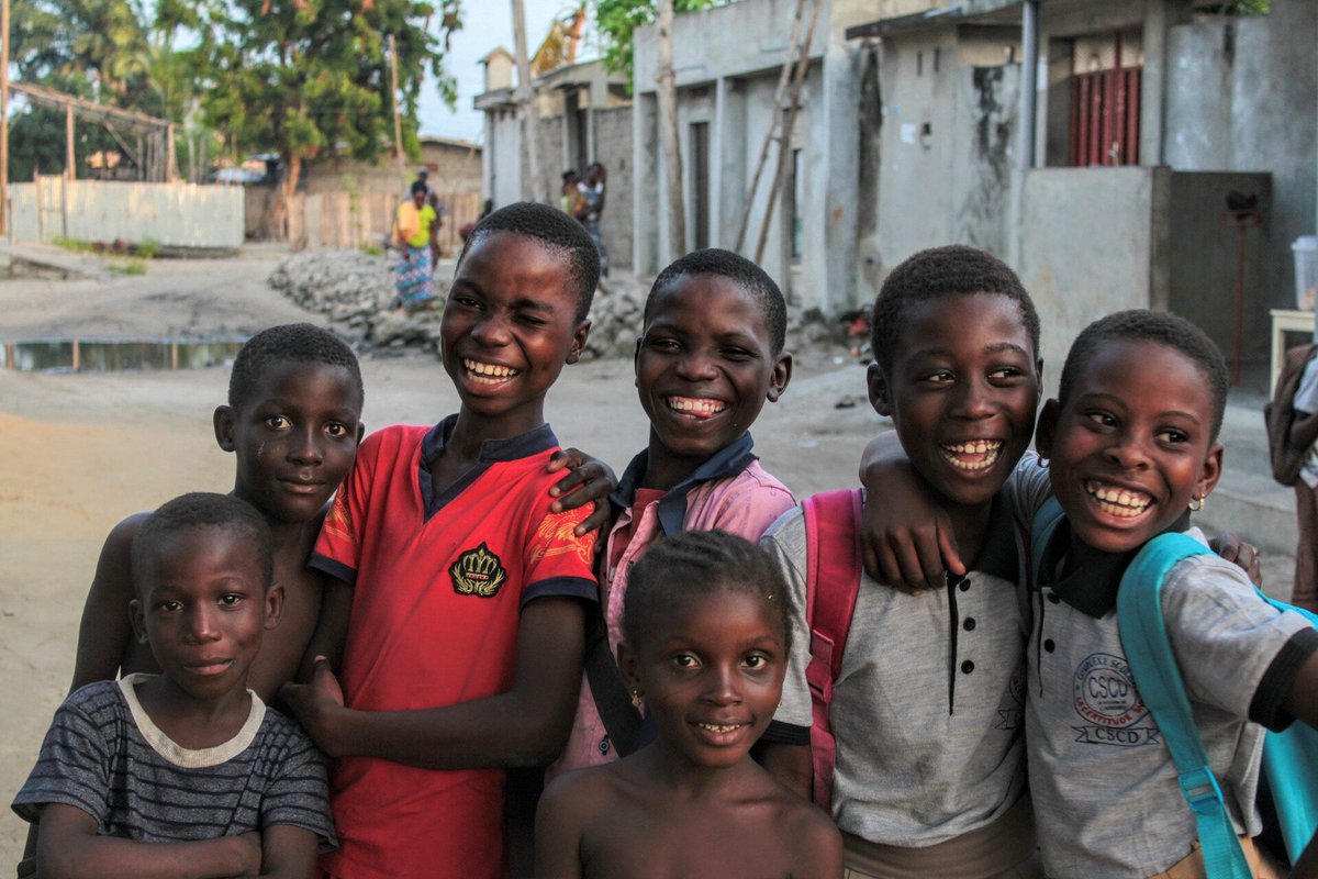 cyralexX's tweet photo. Ça nous donne une leçons de vie en voyant ses sourire  ! 
 #Voyage  #Humanitaires  #Bénin  #Sourire  #Afrique https://t.co/yxrJikx6CN