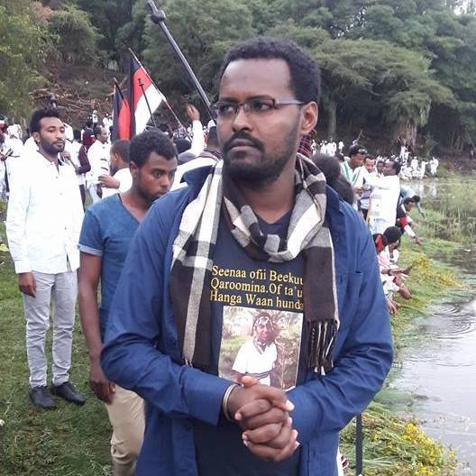 roobsan's tweet photo. Abdissa Borena was seen at this year's Irreecha honoring his late wife Sifan Legesse, who lost her life at #Irreecha2016 https://t.co/OBaphKii9X