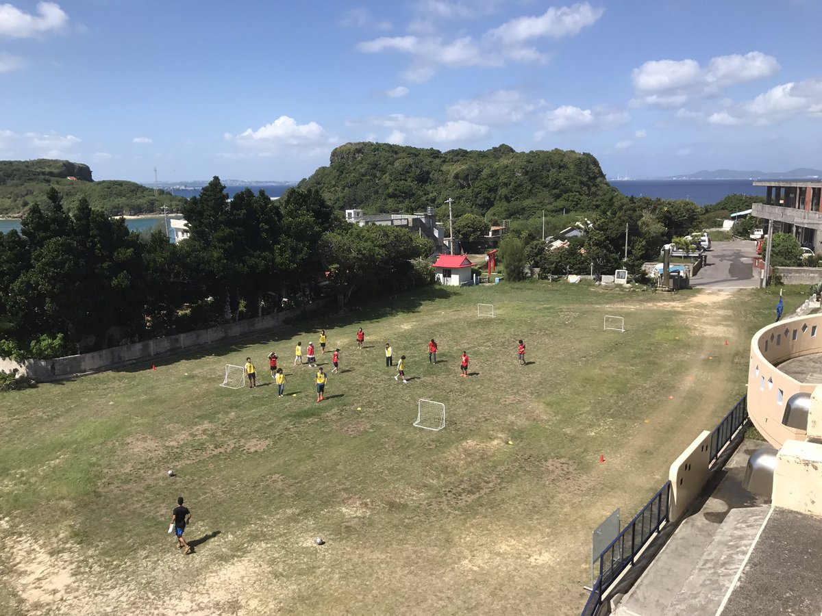 N高等学校 S高等学校 9 27 月 22年4月新入学生 出願開始 No Twitter 沖縄プレミアムスクーリング 伊計本校の校庭で行われている体育 2チームに分かれてサッカー でも小さいゴールが４つ N高