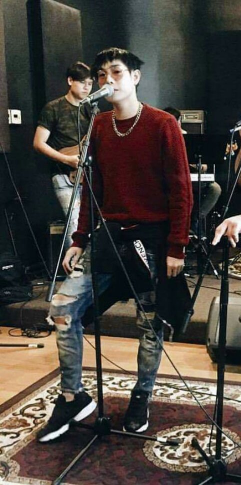 angel_peckpalit's tweet photo. @peckpalit ถามตรงๆ ขนไปเยอะจิง ใช่ปะ รองเท้าเห็นคู่ที่3-แว่นตาอันที่3/4-หมวก จำไม่ได้ กุงเกง-เสื้อ-สร้อย เอิ่ม!! ผัวนุชไปร้องเพลงถูกป่ะ😂 
#เป๊กผลิตโชค https://t.co/nyXthGd7Cr