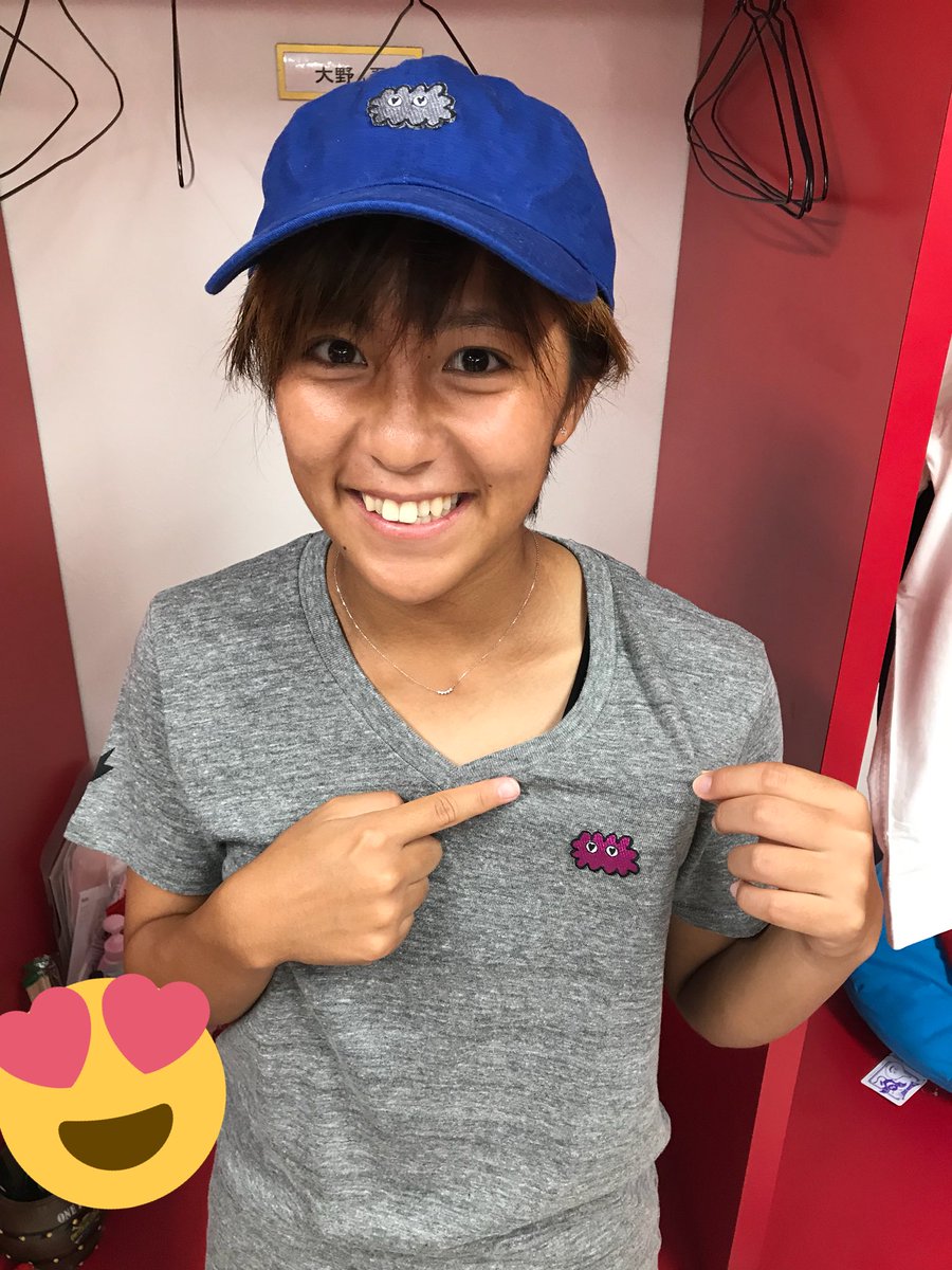 Mana Iwabuchi 岩渕真奈 かりちゃんからお届け物 かりちゃんのキャラクター かりんこちゃんの帽子とtシャツ かりんこちゃん可愛い 全然違うところ指差しちゃってる 笑