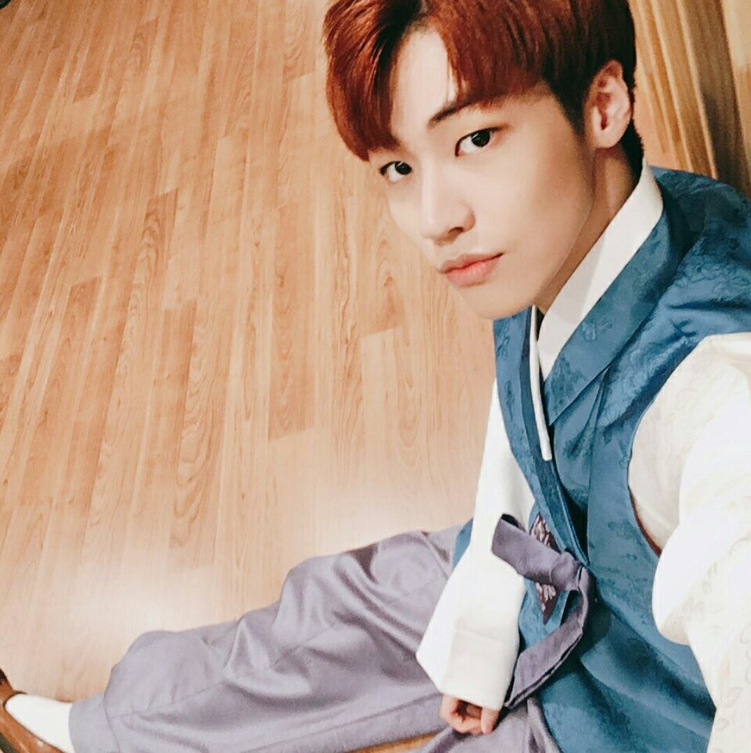 NFlying_SH_b's tweet photo. 추석 연휴! 다들 잘보내구있나요? 맛있는거많이먹구  가족들이랑 즐겁게 보내욥!  ㅋㅋㅋ나도 대구!! 푹쉴테닷!! #엔플라잉 #NFlying #이승협 #추석 https://t.co/Wv91YebRiw