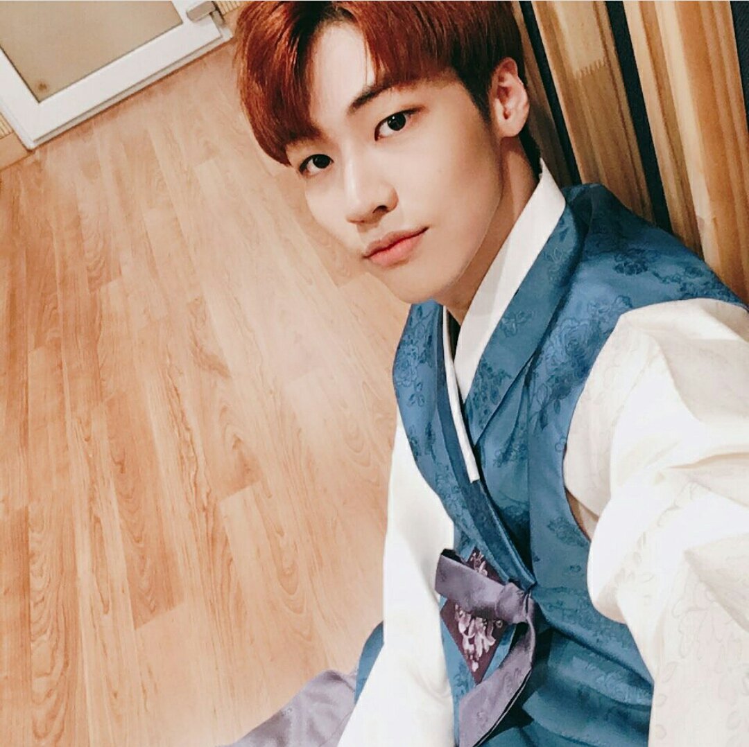 NFlying_SH_b's tweet photo. 추석 연휴! 다들 잘보내구있나요? 맛있는거많이먹구  가족들이랑 즐겁게 보내욥!  ㅋㅋㅋ나도 대구!! 푹쉴테닷!! #엔플라잉 #NFlying #이승협 #추석 https://t.co/Wv91YebRiw