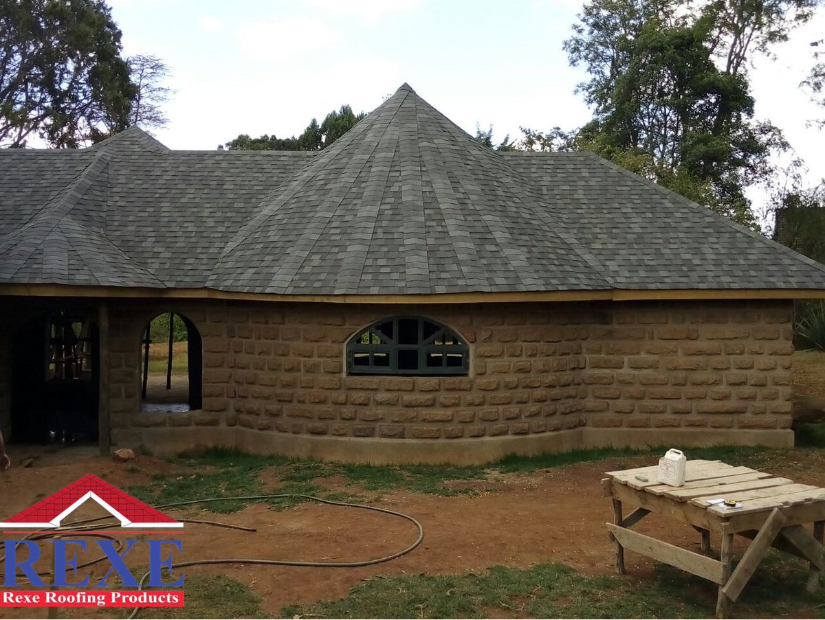 RexeRoofing's tweet photo. To give your house a traditional look, Use dark gray or black roofs on a white or a house with a brick like finish.#roofcolours https://t.co/HgsfLGYojb