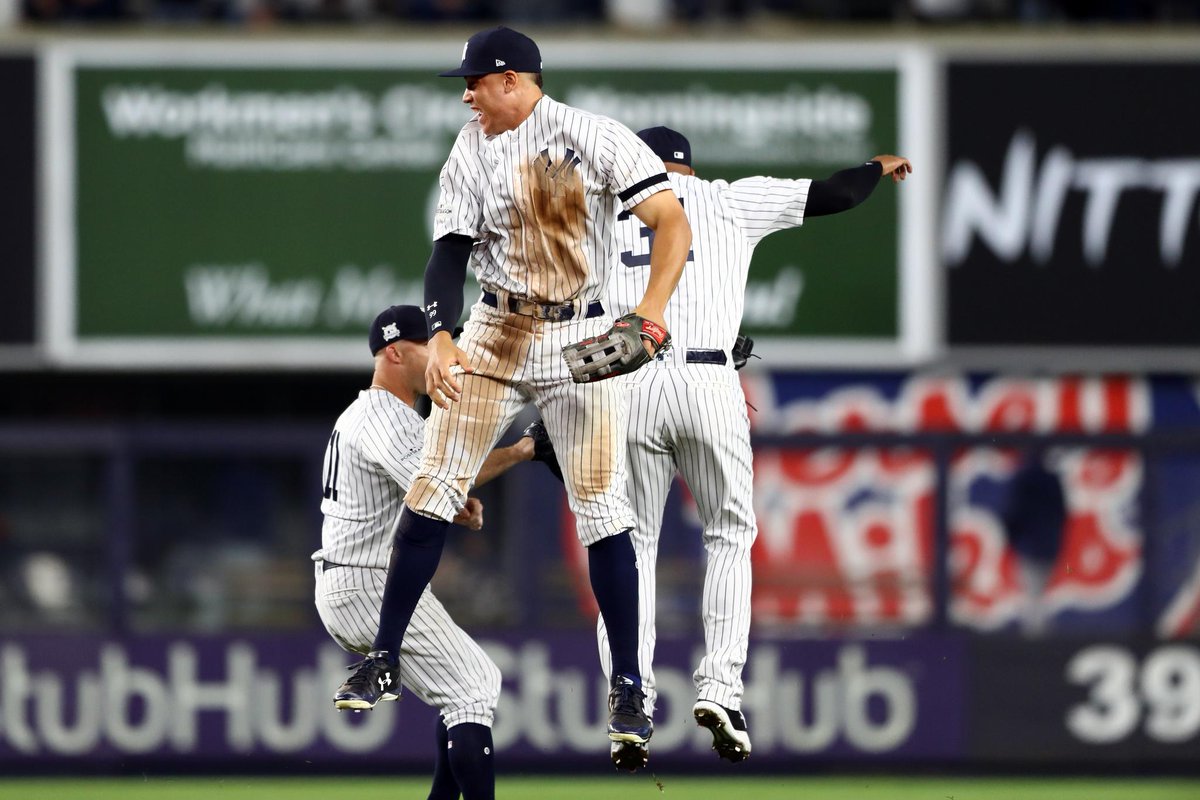mlbespanol's tweet photo. Se celebra por todo lo alto en el Bronx. 🍾🍾🍾 #Postseason #LasMayores ⚾️😎 https://t.co/bwVGgpS6PL https://t.co/9gUwJAzNUr