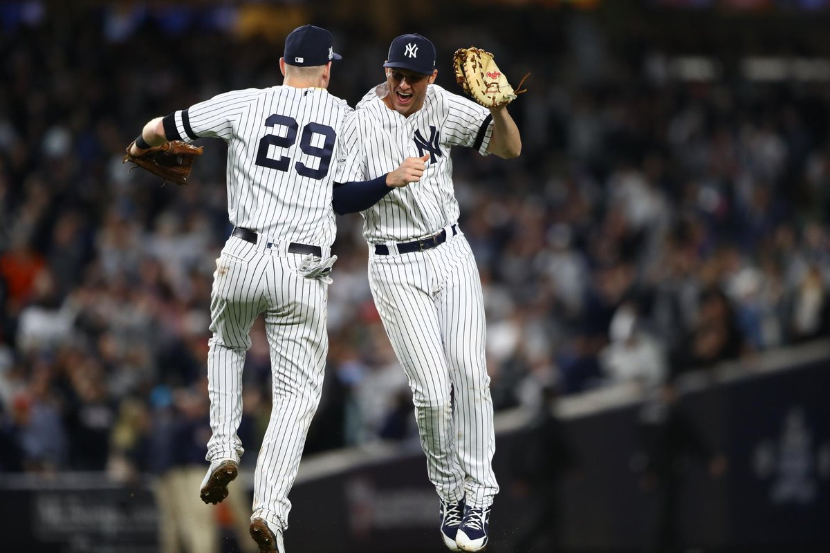 mlbespanol's tweet photo. Se celebra por todo lo alto en el Bronx. 🍾🍾🍾 #Postseason #LasMayores ⚾️😎 https://t.co/bwVGgpS6PL https://t.co/9gUwJAzNUr