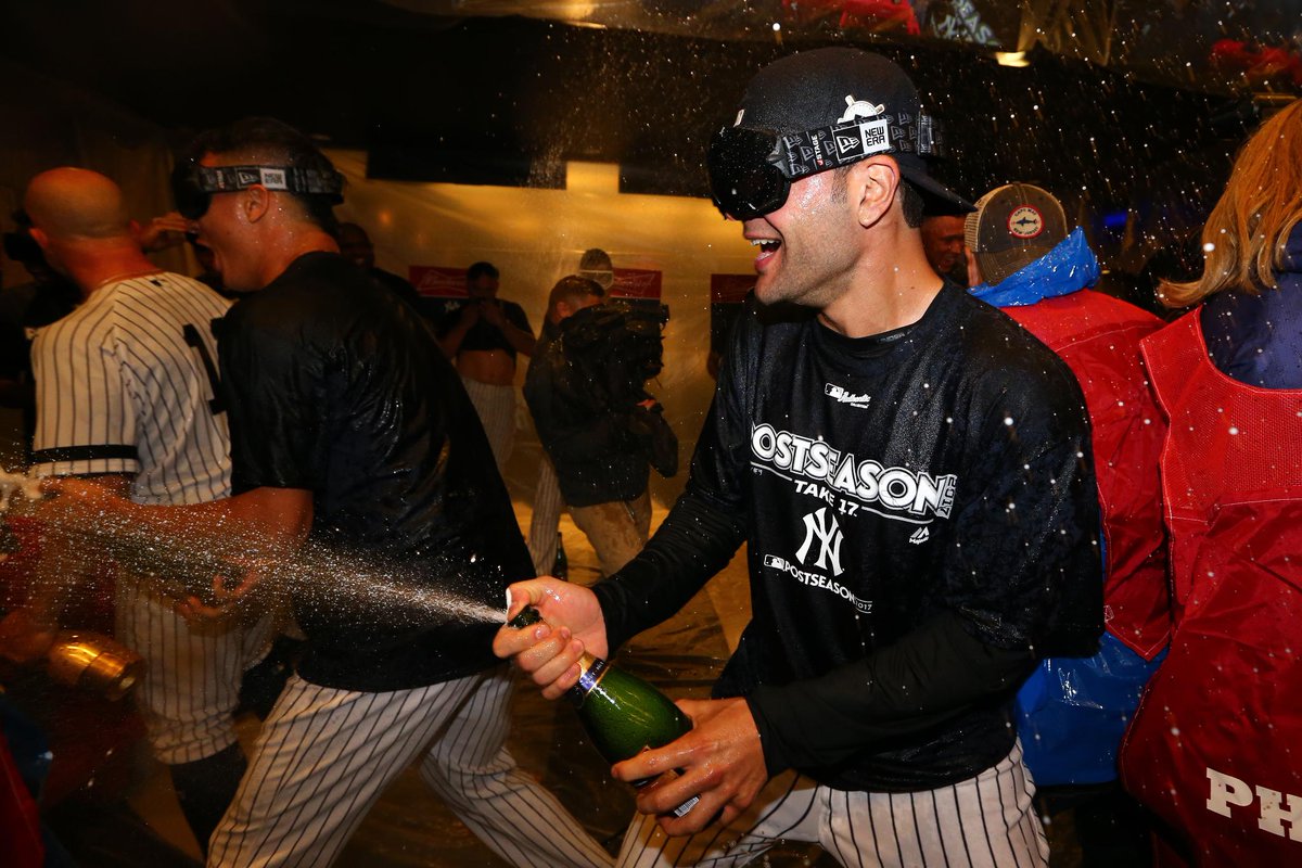 mlbespanol's tweet photo. Se celebra por todo lo alto en el Bronx. 🍾🍾🍾 #Postseason #LasMayores ⚾️😎 https://t.co/bwVGgpS6PL https://t.co/9gUwJAzNUr