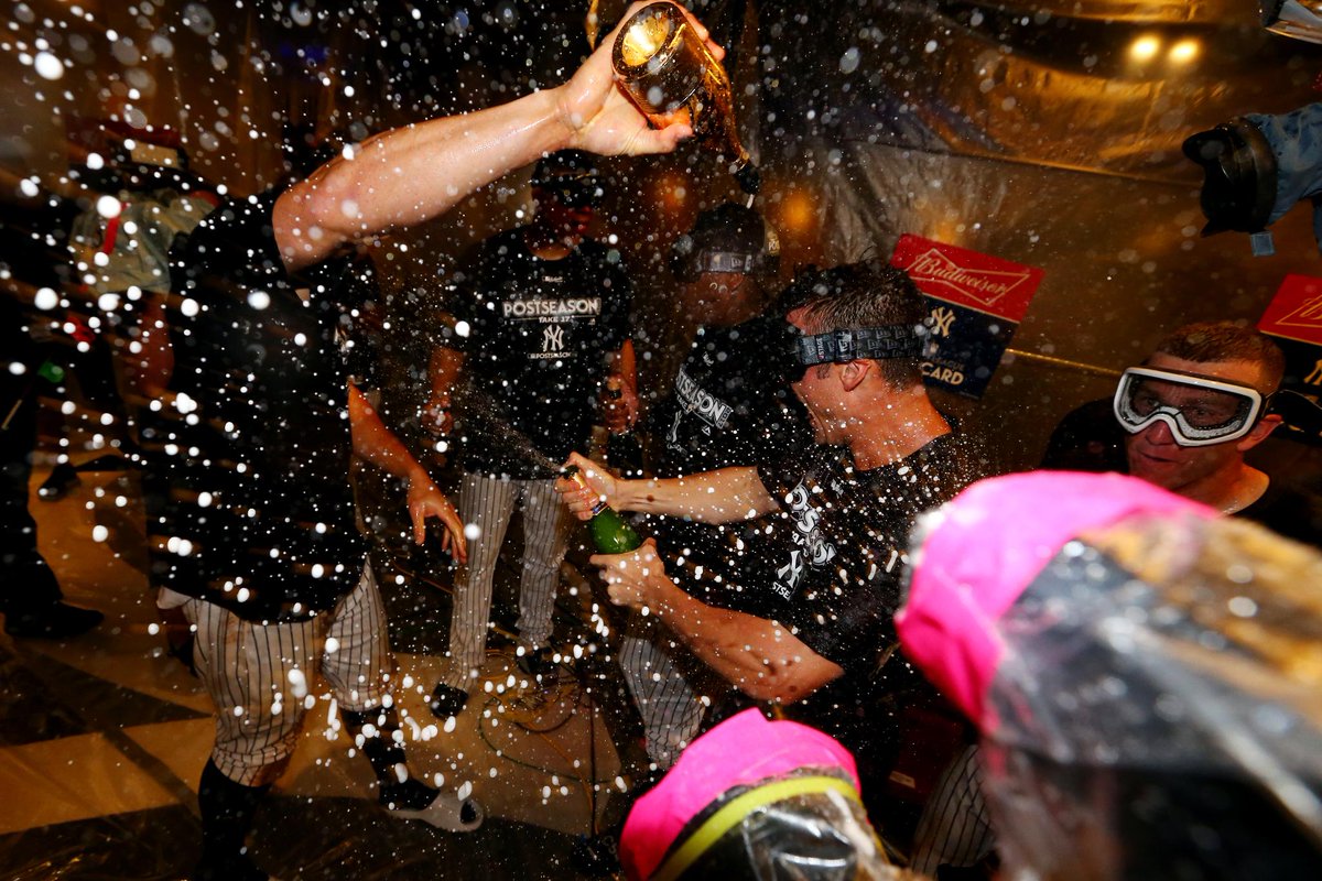 mlbespanol's tweet photo. Se celebra por todo lo alto en el Bronx. 🍾🍾🍾 #Postseason #LasMayores ⚾️😎 https://t.co/bwVGgpS6PL https://t.co/9gUwJAzNUr