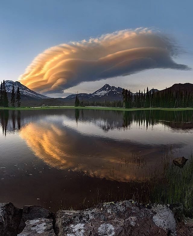 Sparks Lake, Oregon Photo by @rootswalker . . . . . . . . #travelpost #leaveonlyleaves #magicpict #travelfashion #travelgrams #skypainte https://t.co/10p2qZWV2x 1