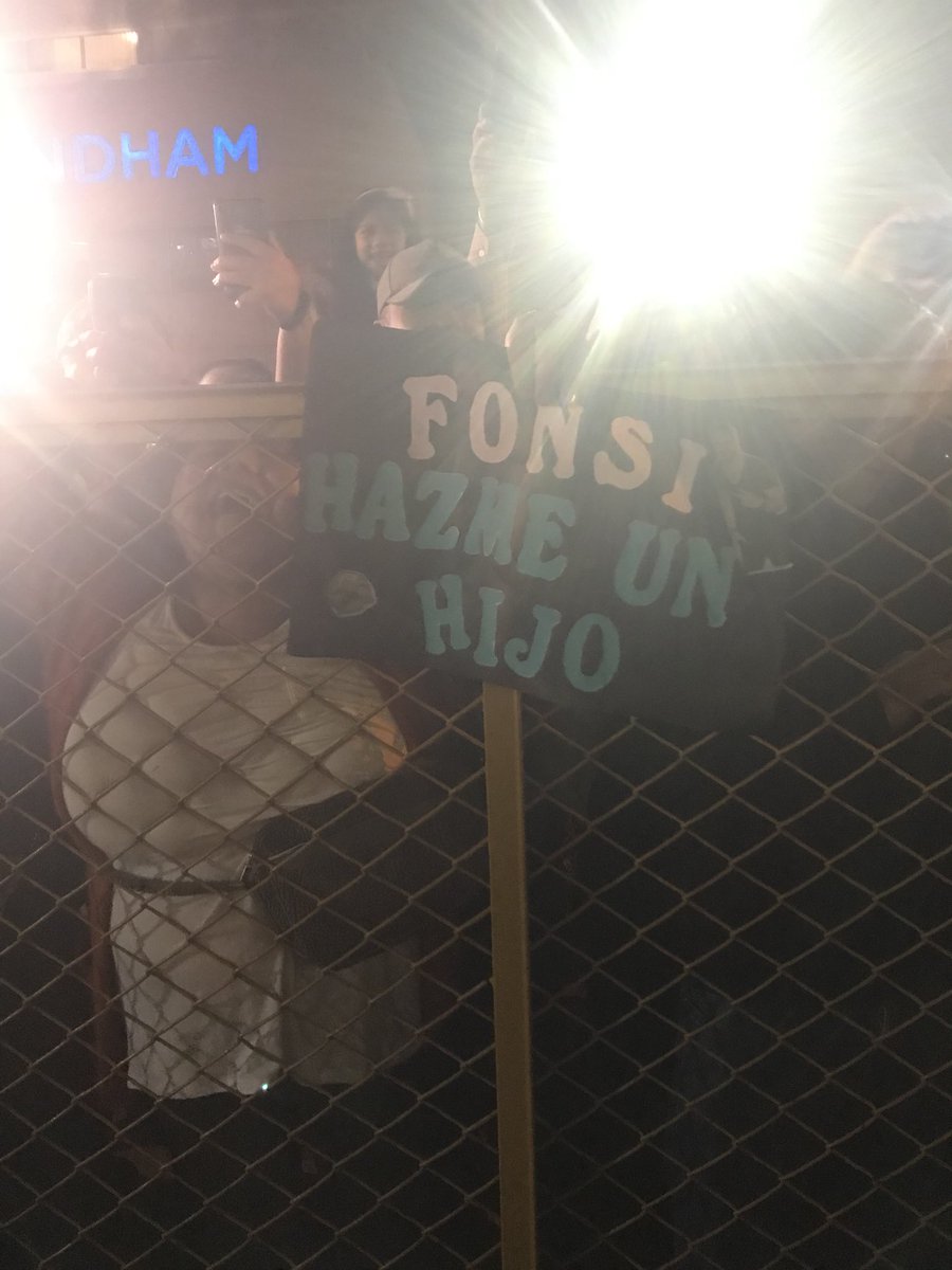 LuisFonsi's tweet photo. Asi me recibieron en Peru! 😂❤️🇵🇪 Feliz de estar aquí 🙏🏽 Concierto mañana🤘🏽 https://t.co/LHsQIAq8yI