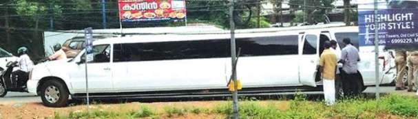 mathrubhumi's tweet photo. Selfie fever as 38-ft-long Limousine car arrives at Kakkanad RTO https://t.co/m3U7EJKrGN #longestcar #CadillacEscaladeLimousine https://t.co/3vEdDfrLuw