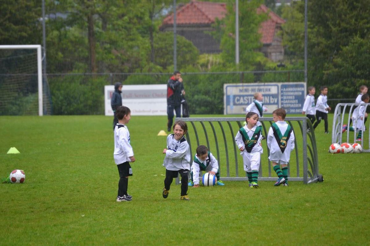 Hou je mond, coach. Laat de kleintjes lekker voetballen, dribbelen, fouten maken. Column: ad.nl/nederlands-voe…