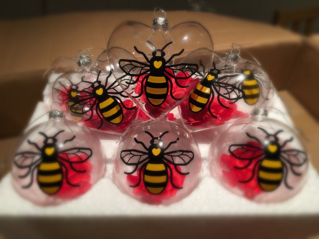 _Thebees_knees's tweet photo. Coming along nicely! Just bows and extra ❤️ to be added! Then first stop @RMCHosp #Christmas #bees #WeStandTogether #OneLoveManchester 🐝❤️🐝 https://t.co/mlton0jrT2