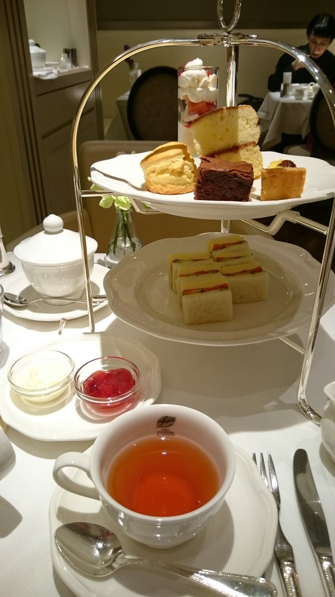 田中 亜希 على تويتر 三越日本橋に新しくできた ジュリスティールーム ガーデンへ さっそくやって参りました 店内レイアウトは 以前の ハロッズと同じですね 待たずにスムージングにはいれました 紅茶は ダージリンファーストフラッシュを選択 だって