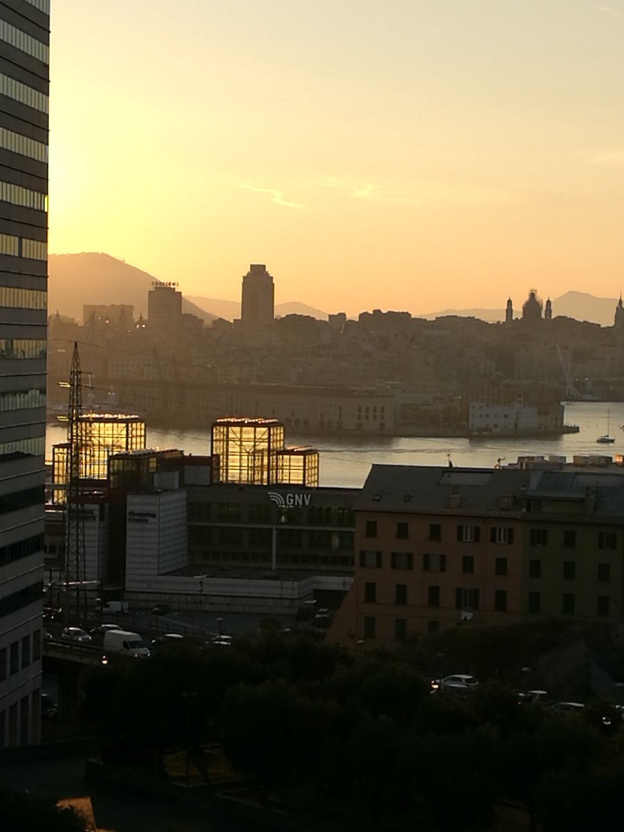 rptmtt's tweet photo. Illuminazione naturale #Genova ...buongiorno! https://t.co/owJD1roeyf