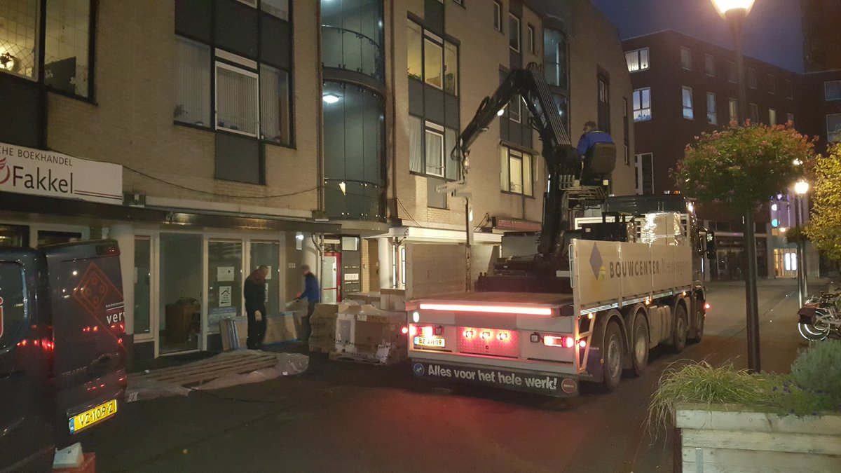 Ook in de vroege uurtjes wordt al hard gewerkt aan de <a href="/SlimThuisWoning/">SlimThuisWoning</a>.  De keuken staat nu op z'n plek, nog 2 dagen tot de opening!