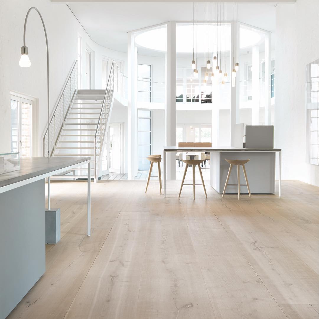 Kvadrat's HQ has been redesigned by architects SevilPeach. The renovation includes more than 900m2 Dinesen HeartOak: dinesen.com/project/kvadra…