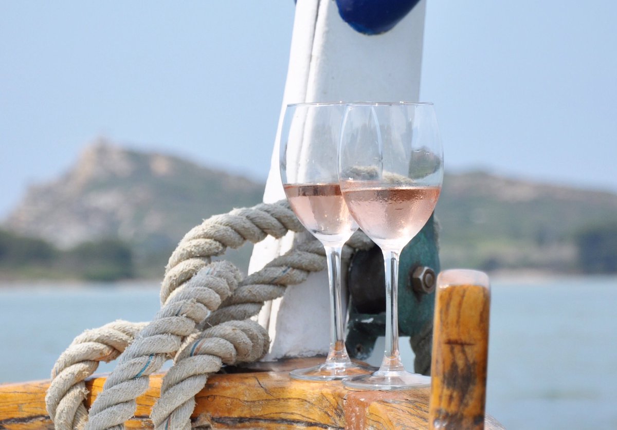 Le bonheur est dans le pré... ou sur l'eau ! 😊🇫🇷 #wherever #everywhere #aperitif #vinbio #cubiton #partage #lifestyle #french #artdevivre #🍷