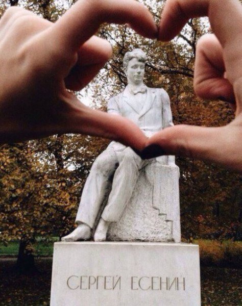 BstSongQuotes's tweet photo. Я б навеки забыл кабаки 
И стихи бы писать забросил. 
Только б тонко касаться руки 
И волос твоих цветом в осень. https://t.co/JTrZTRVCKb