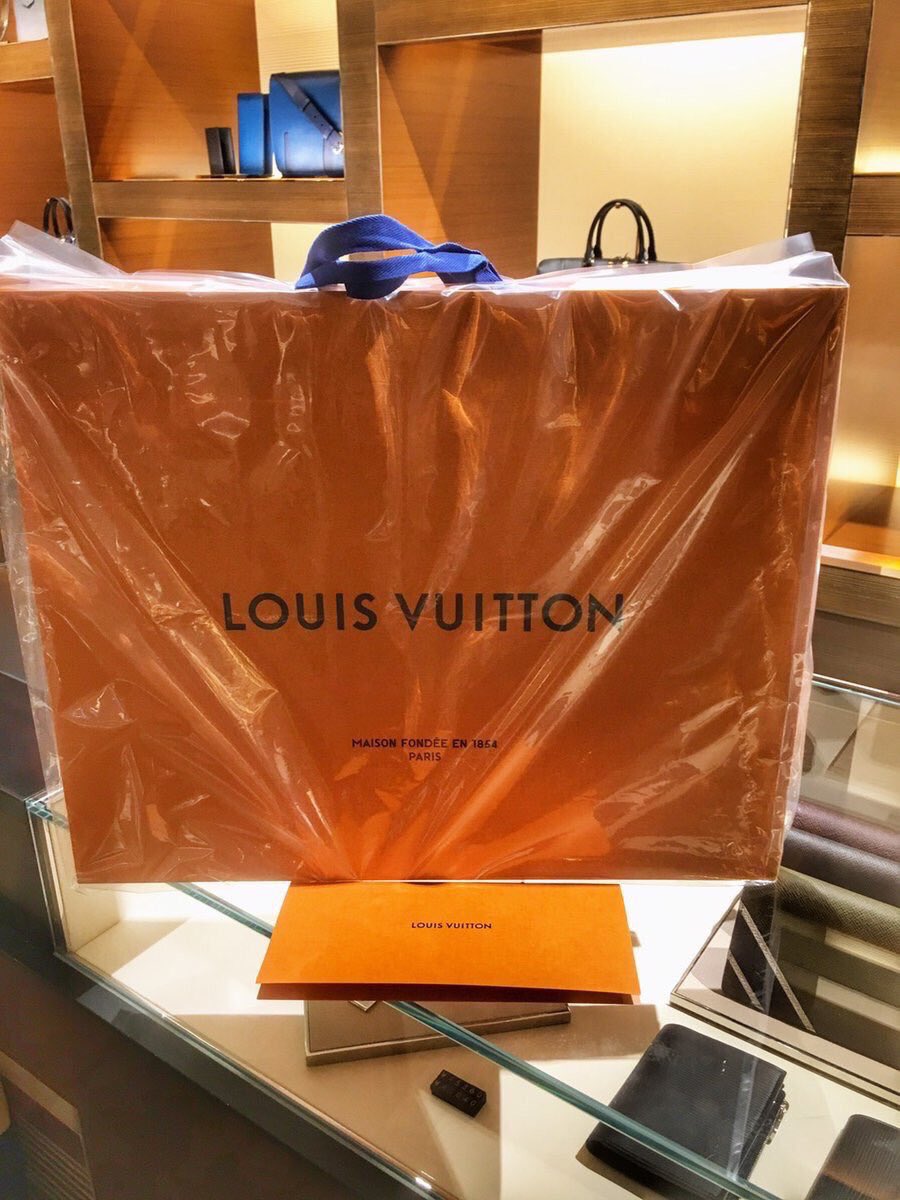 na051001's tweet photo. ビジネスパートナーがヴィトンでお買い物💸💸

今回はビジネスバックをお買い上げしてた😍💼

インビテーションもいただけて
大満足のようです😚笑

ビジネス始めて数ヶ月だけど
もはやセレブ🤑笑 https://t.co/c7PgHPQT63