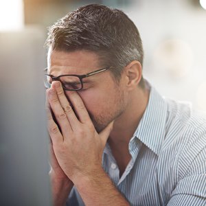 Health24com's tweet photo. Changing seasons can be triggers for headaches and migraines. https://t.co/Uk3ZqVy6jU https://t.co/5xUKp8W5vO