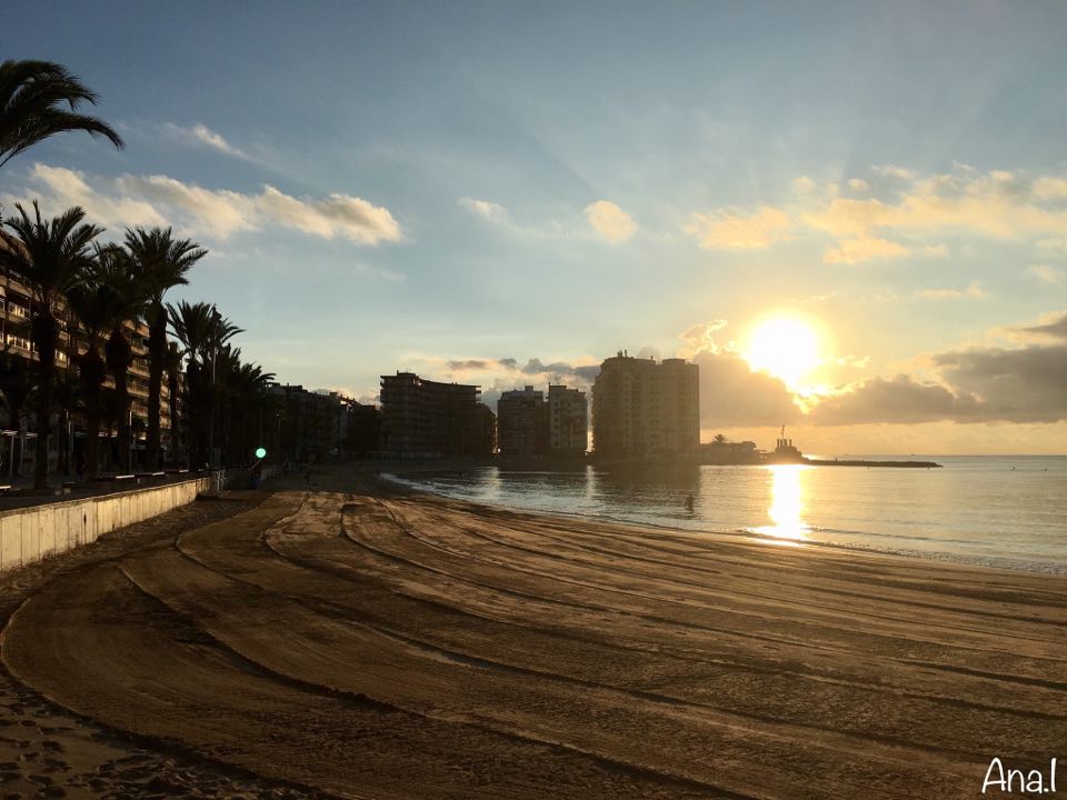 ProyectoMastral's tweet photo. ¡Muy buenos días! Con pocas nubes y 20ºC comenzamos este miércoles en #Torrevieja. Fotos: Szilvia, Vicente A., Ana Isabel y Vicente O. https://t.co/oGKd89GttT