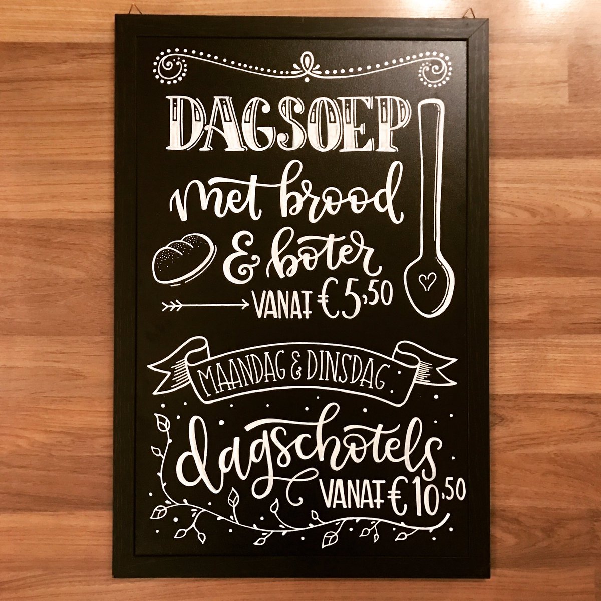 Typotini's tweet photo. Mijn job in de avonden deze week: de nieuwe chalkboard #handlettering voor @HartvanTholen 🖤 Ik ben op de helft ;) https://t.co/s89BcpSjMs https://t.co/NfxyVKh6Qj