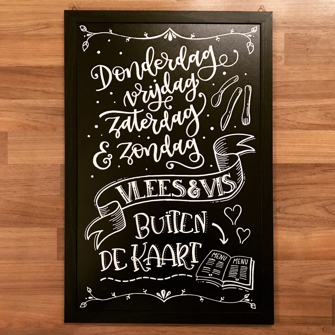 Typotini's tweet photo. Mijn job in de avonden deze week: de nieuwe chalkboard #handlettering voor @HartvanTholen 🖤 Ik ben op de helft ;) https://t.co/s89BcpSjMs https://t.co/NfxyVKh6Qj
