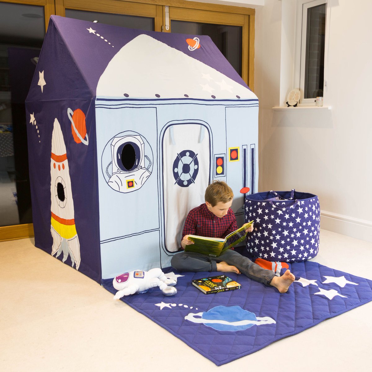 It's world space week. Read our blog for creative space activities to do with your Kiddiewinkles #worldspaceweek2017 ow.ly/JAvk30fCqAu