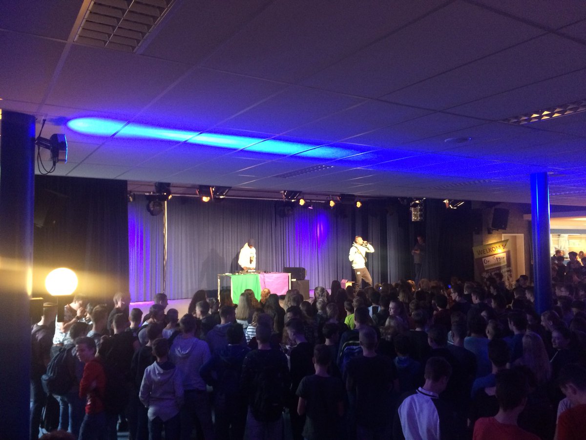 Alle leerlingen VMBO-T @UrsulaHorn feesten met <a href="/glowinthedark/">GLOWINTHEDARK</a> <a href="/RoermondOnStage/">Roermond On Stage</a> #LOB
