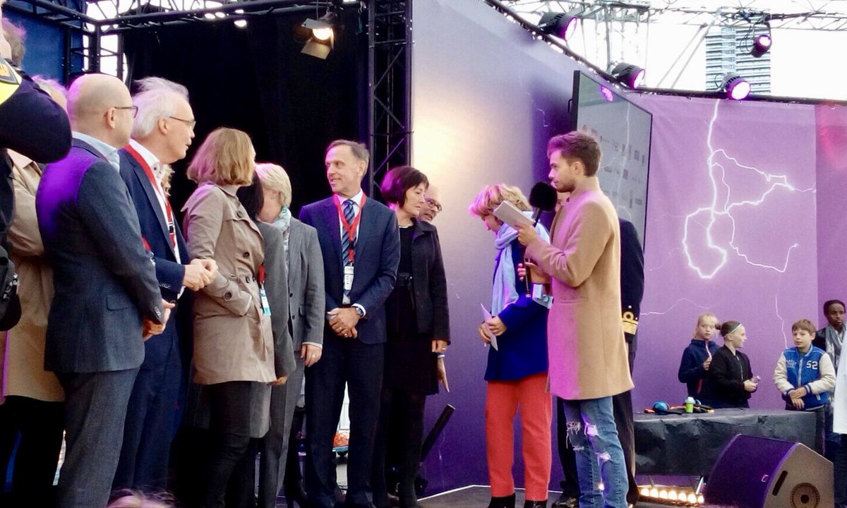 #Arcadis CEO <a href="/POosterveer/">Peter Oosterveer</a> (roodkoord) bij #GenerationDiscover #Artcadia waar wetenschap en technologie samen komen <a href="/Shell_Nederland/">Shell Nederland</a>