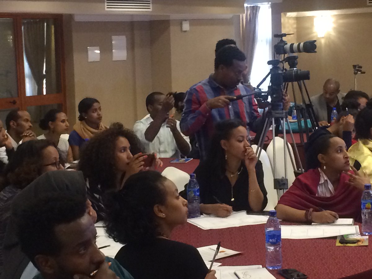 Entbanc's tweet image. Marnix teaching the business model canvas #AfDB #DisruptFashionmics # Hivos