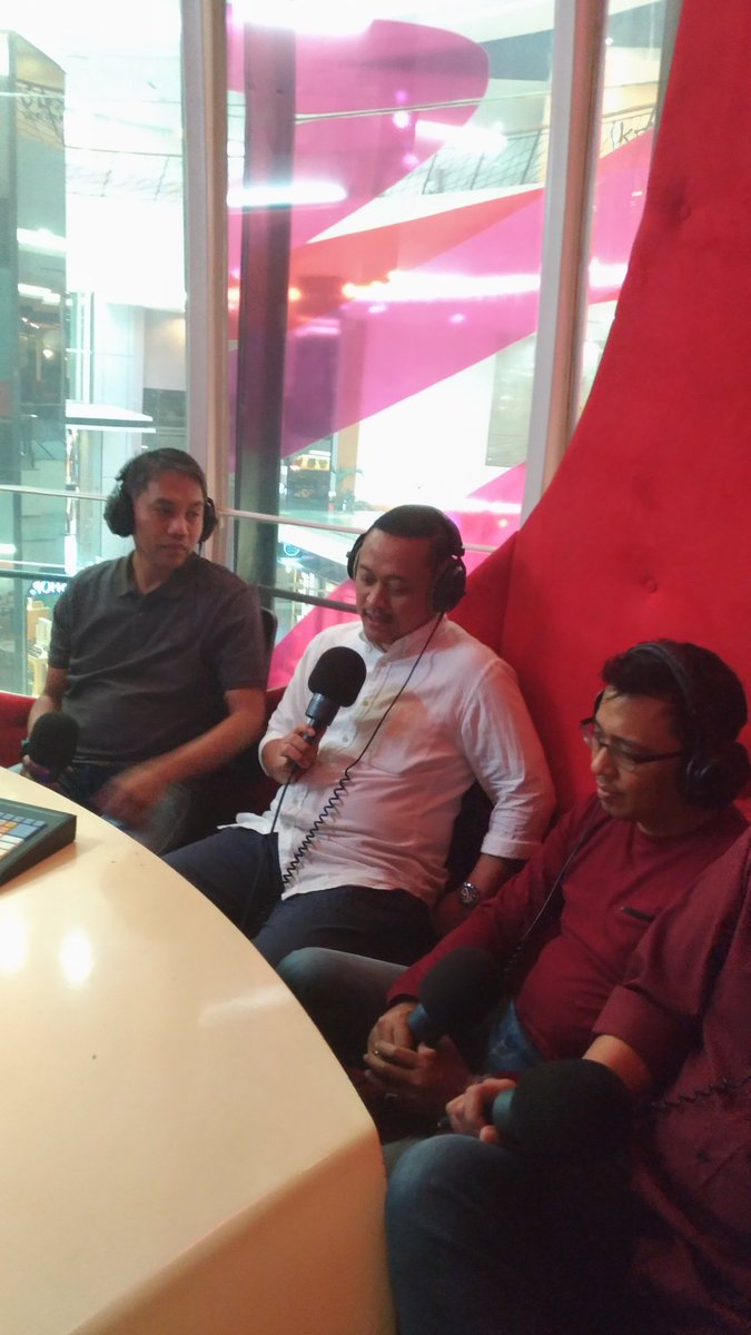 Bravaradio's tweet photo. Para Alumni STEKPI '90 menceritakan bagaimana kehidupan kampusnya di masa kuliah dulu #BravaCommunity https://t.co/vqdbFoJeGi