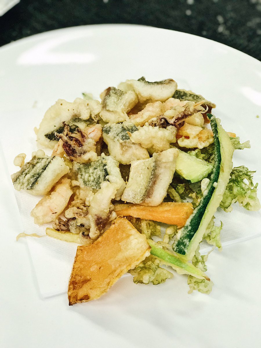 kitchentrouble's tweet photo. Fritturina di verdure e pesce 😋😋 la pastella è stata fatta con acqua frizzante @grohe 🙌🏻 #grohebluehome https://t.co/OF4eH7UCyq