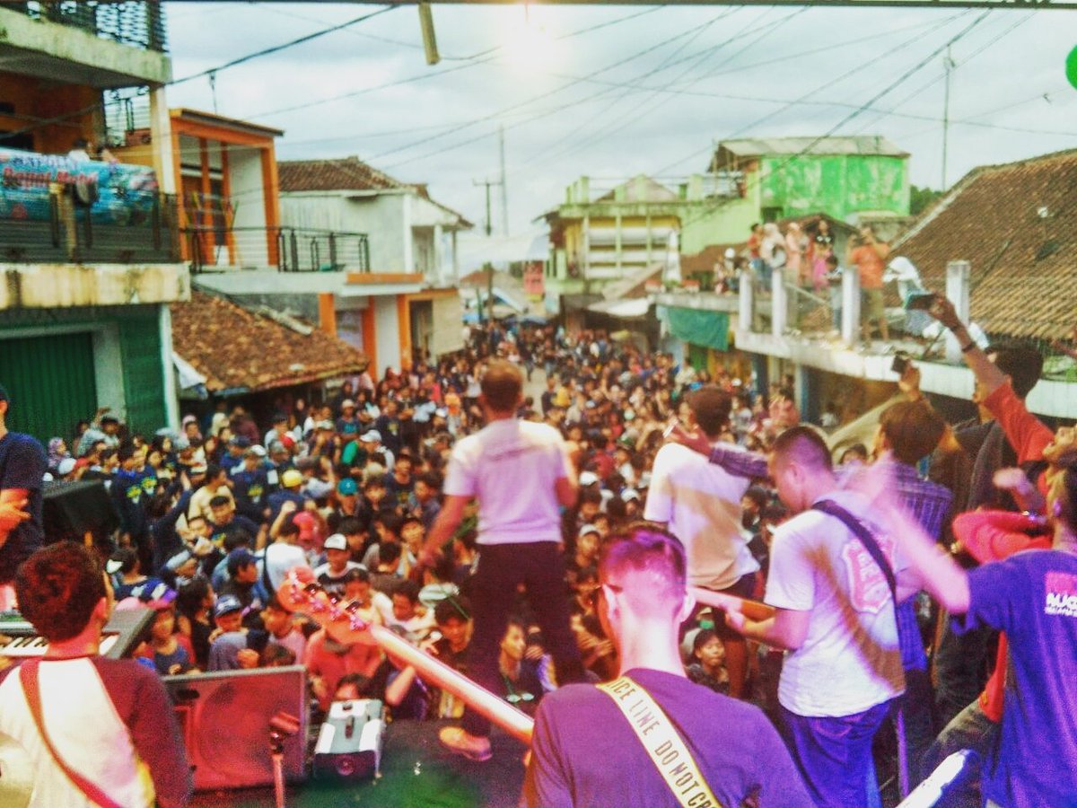 Terharu dgn sambutan semacam ini. Trimakasih sudah setia menjaga asa, karena kita adalah keluarga #parabakti 1/10/2017
