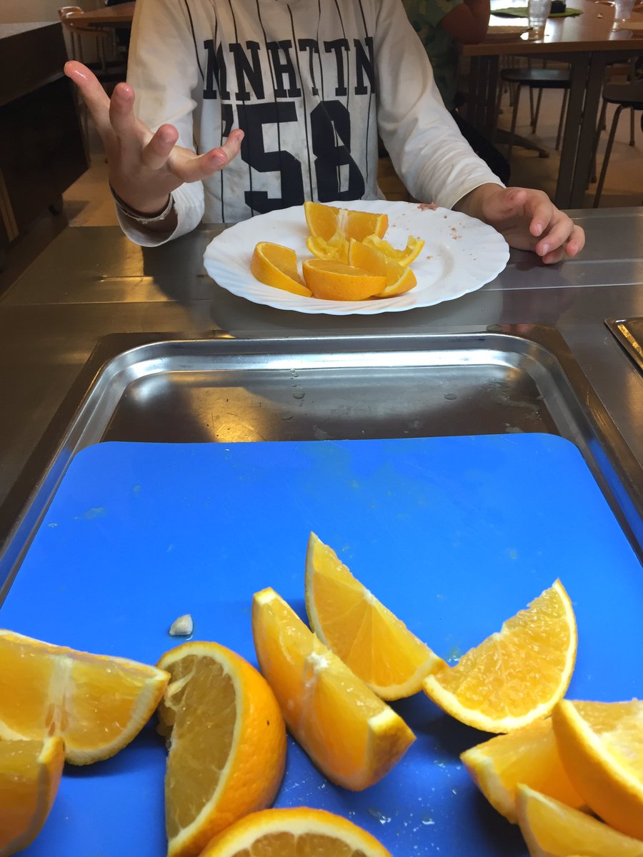 JeanetteArvid's tweet photo. Matematik vid mellanmålet 😊 5+1=6 och 6 bitar = 1 hel apelsin 🍊#fritids #Villanskolan #malyft https://t.co/vtQf5BzEzI