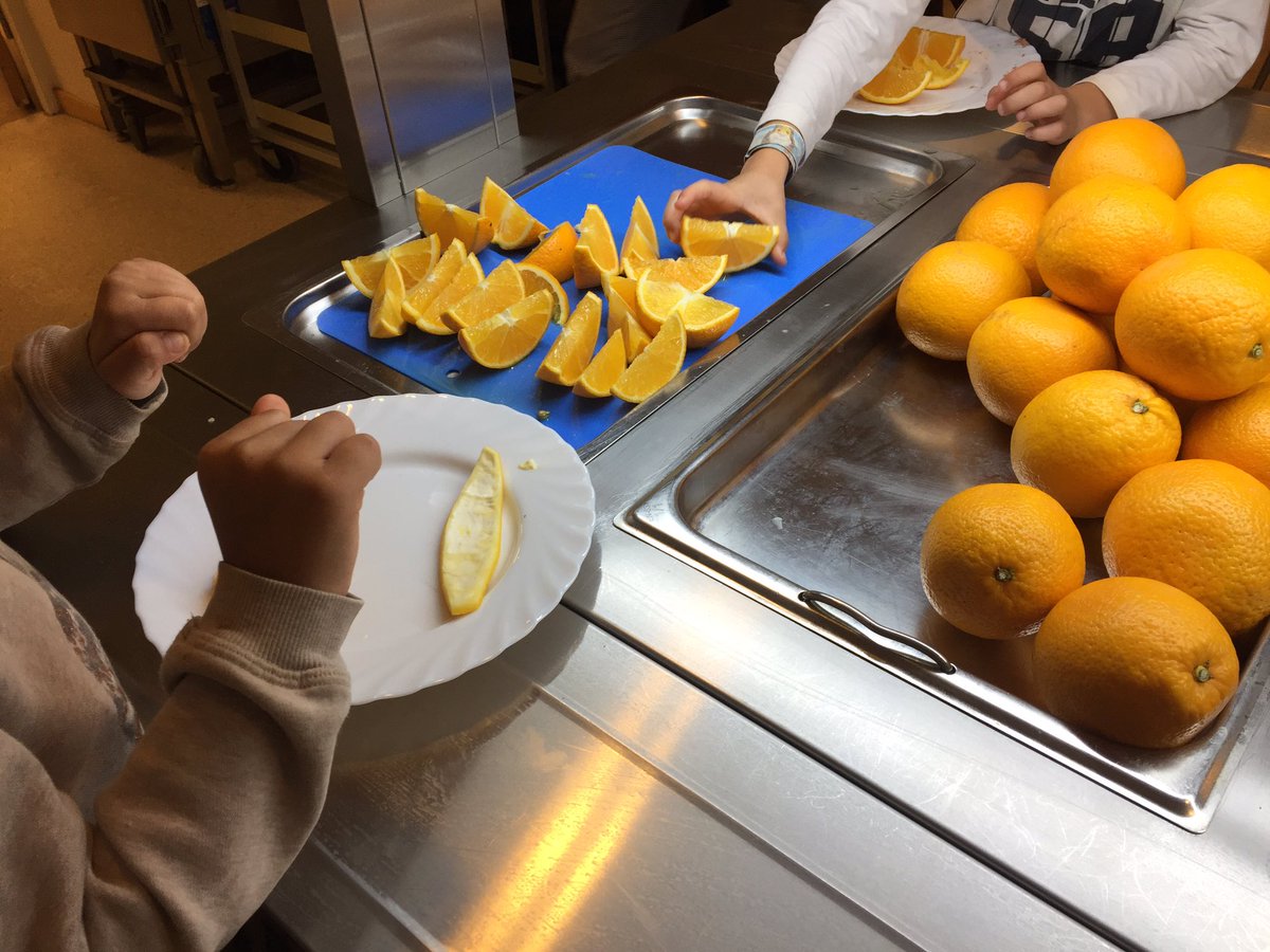 JeanetteArvid's tweet photo. Matematik vid mellanmålet 😊 5+1=6 och 6 bitar = 1 hel apelsin 🍊#fritids #Villanskolan #malyft https://t.co/vtQf5BzEzI