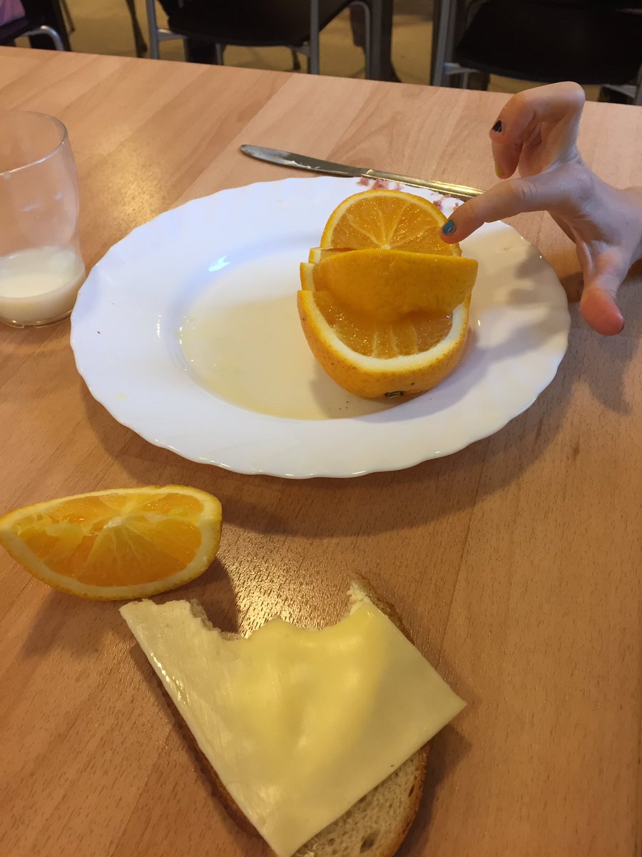 JeanetteArvid's tweet photo. Matematik vid mellanmålet 😊 5+1=6 och 6 bitar = 1 hel apelsin 🍊#fritids #Villanskolan #malyft https://t.co/vtQf5BzEzI