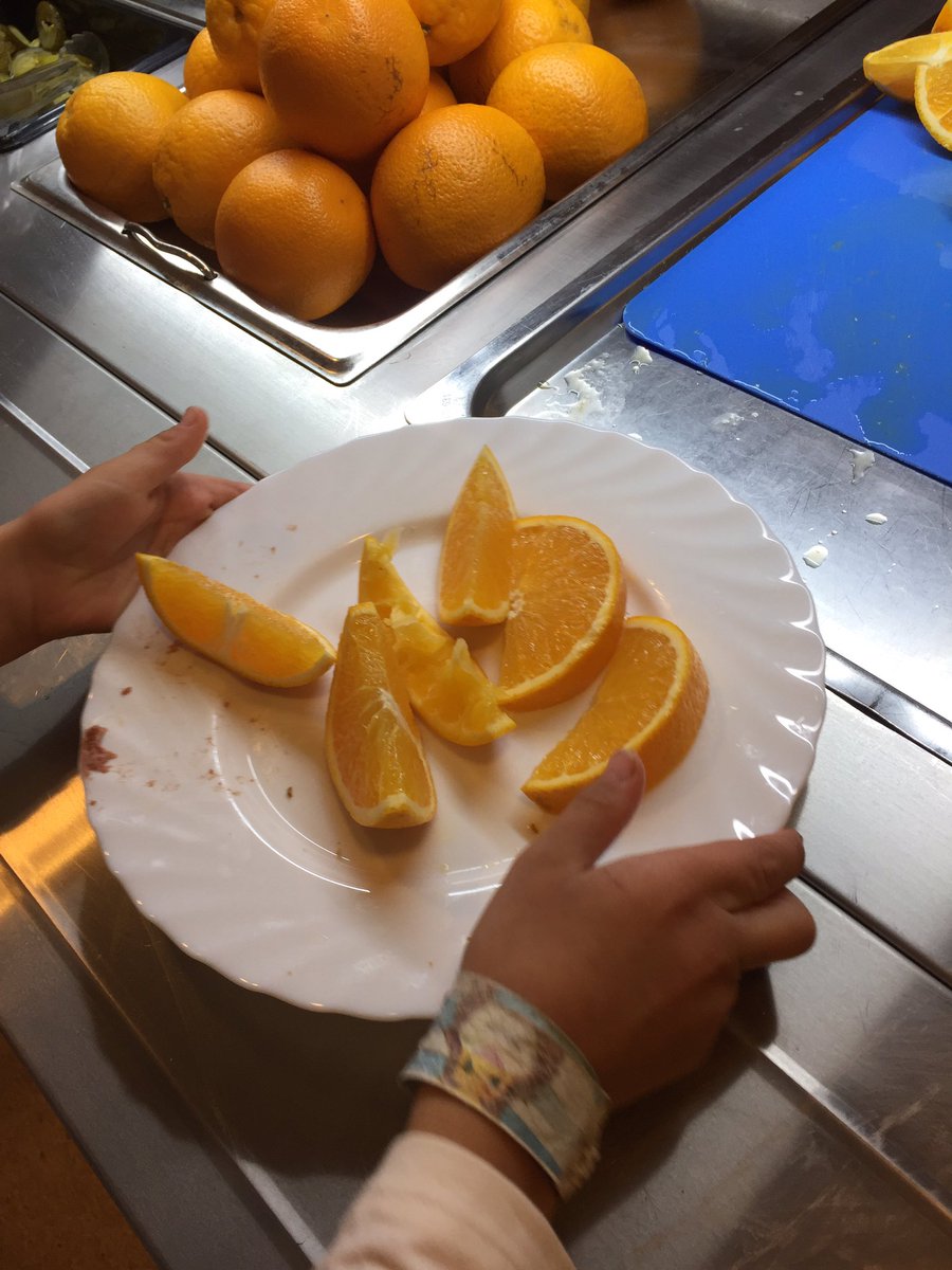 JeanetteArvid's tweet photo. Matematik vid mellanmålet 😊 5+1=6 och 6 bitar = 1 hel apelsin 🍊#fritids #Villanskolan #malyft https://t.co/vtQf5BzEzI