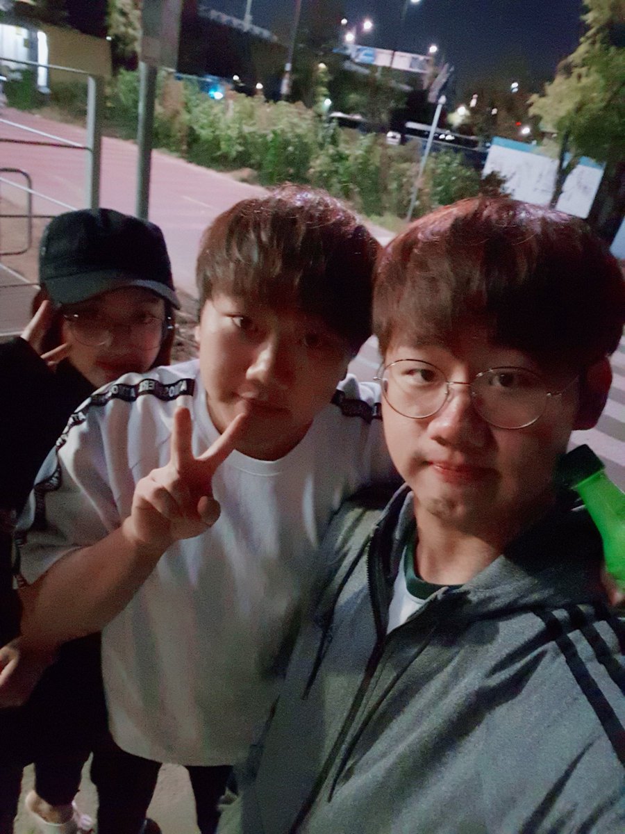 lolKur0's tweet photo. 삼남매끼리 차타고 한강 ㅎㅅㅎ~ https://t.co/KoZkhpHWPJ