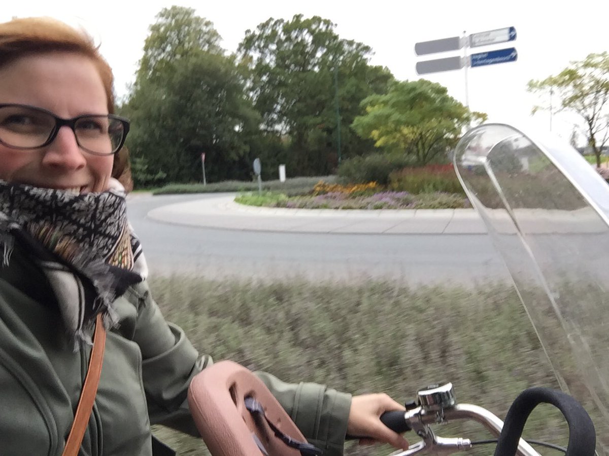 MloezSmitz's tweet photo. Auto wordt gekeurd. Op de fiets naar @Laarbeeknieuws voor afspraak - aan de slag voor groenste gemeente van EU! #laarbeekschittertinhetgroen https://t.co/oWlBSQaJzi