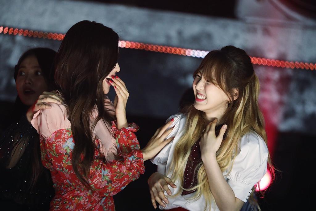 redvelvetdoodle's tweet photo. BP's ROSÉ, Red Velvet's Wendy

sTOP MY LITTLE SISTER WONT STOP LAUGHING AT ME ;;;;;; https://t.co/MkbX8LtfKL