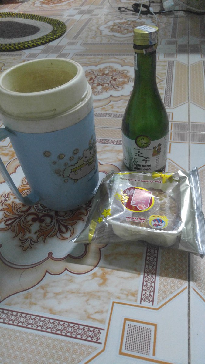 Atlando's tweet photo. Ngoài Kia Mưa Lớn Lắm.
Ở Nhà.
Ăn Bánh Uống Trà Thư Giãn. https://t.co/nF1PvbEPhF