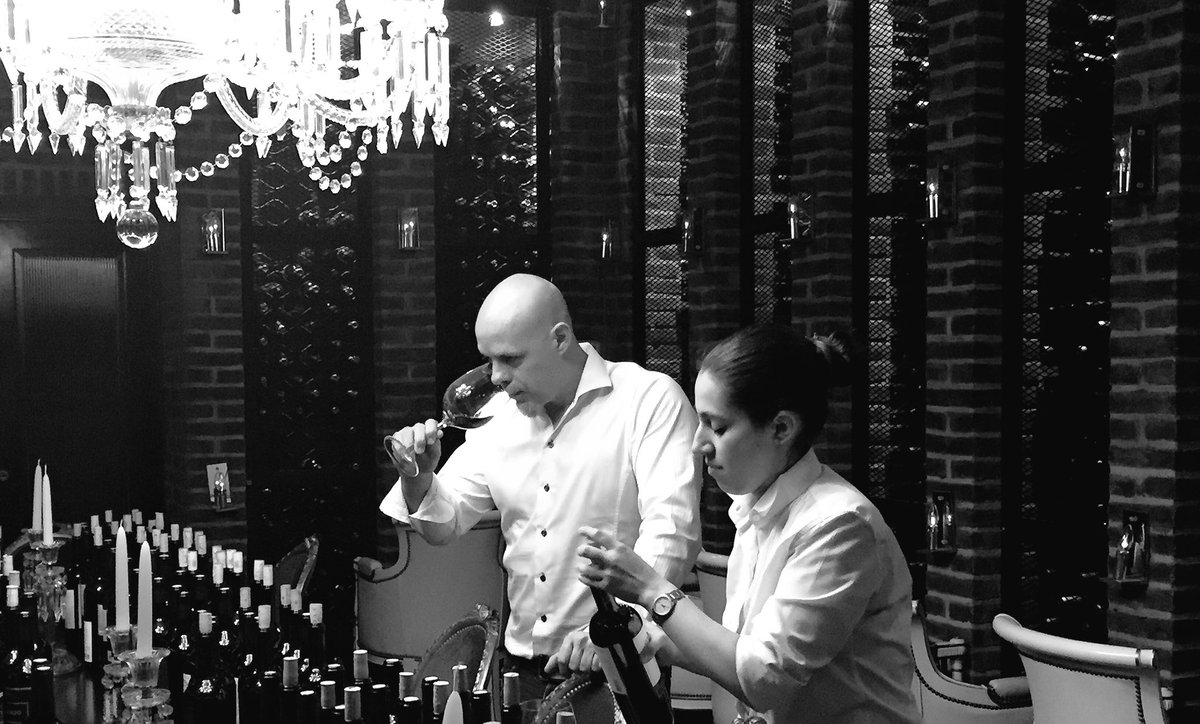 vinosconsentido's tweet photo. @robertoromanoar en plena cata de los vinos de hoy, 3ra Jornada de #VCS2017 Último Día de esta experiencia fantástica! #FaenaHotel https://t.co/vdaYShitdP