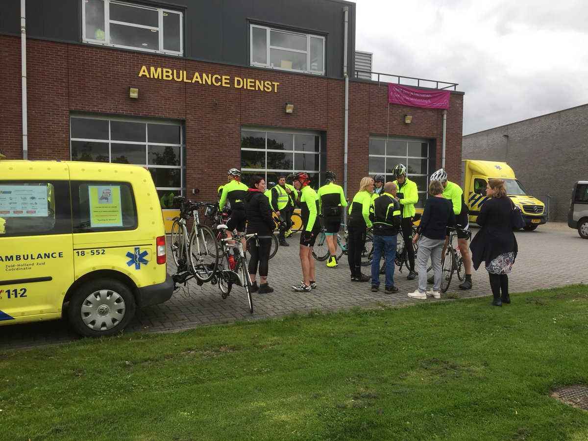Aankomst collega’s <a href="/ravzhz/">Ambulancedienst ZHZ</a> in #elburg @WitteKruisNL #cyclingforbrains