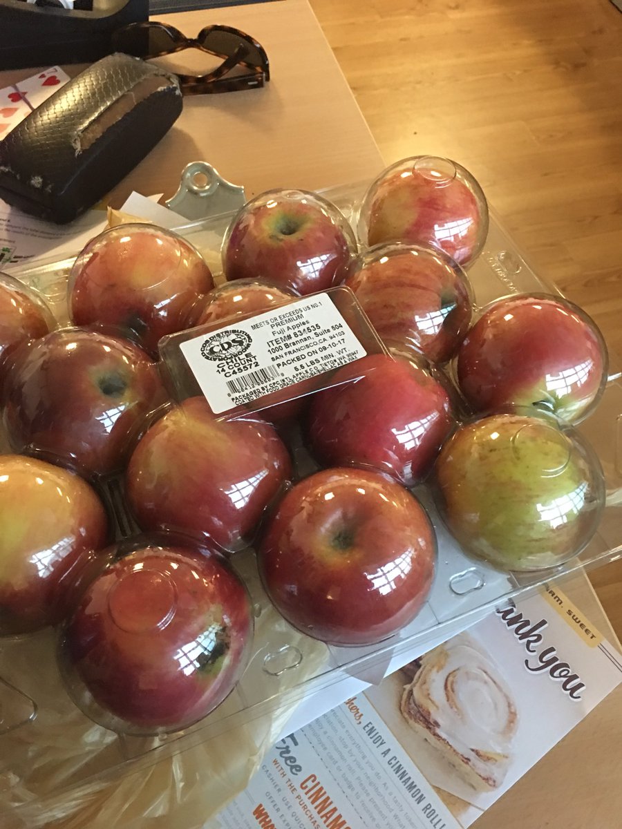 ilovemath0708's tweet photo. “An apple for the teacher” @DoverElementary style! #CreateAwesomeDover #bestparentsever #5thgradedover https://t.co/8ZMaNuGDC4
