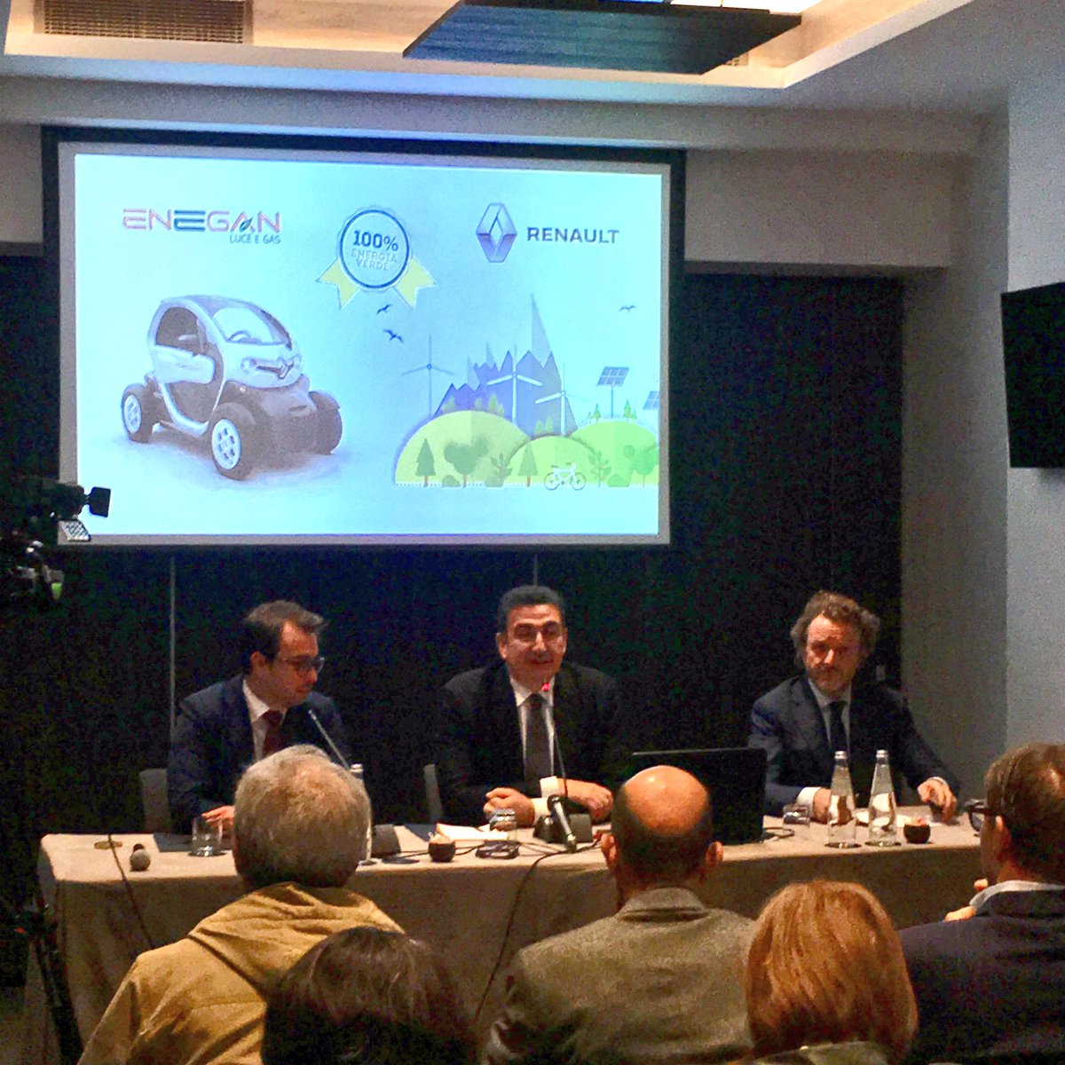 Motorpad's tweet photo. Soluzioni green all'insegna dell'innovazione
Conf.stampa
Roberto Giacobbo 
#renault #Twizy #enegan @renaultitalia @RenaultZE @EneganLuceGas https://t.co/OKNJ5so7Q0