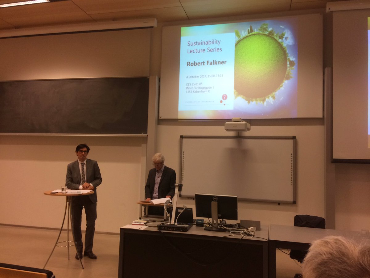 TOClimates's tweet photo. American exceptionalism, Great Power responsibility and global sustainability. Exciting lecture with @robert_falkner at #CPHU #sustaintalk https://t.co/usu0fO2fuU