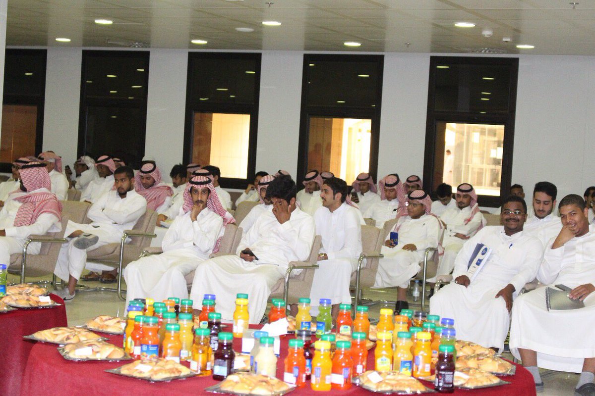 IMAM_U1's tweet photo. ٢- وقد حضر اللقاء أعضاء هيئة التدريس والطلاب في برامج الدبلوم، واستمعوا إلى كلمة توجيهية من سعادة وكيل الجامعة. https://t.co/D0QQwy231b