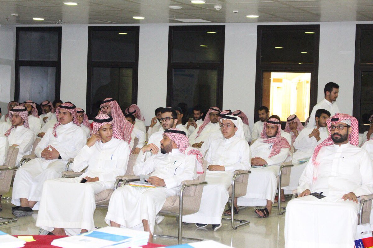 IMAM_U1's tweet photo. ٢- وقد حضر اللقاء أعضاء هيئة التدريس والطلاب في برامج الدبلوم، واستمعوا إلى كلمة توجيهية من سعادة وكيل الجامعة. https://t.co/D0QQwy231b